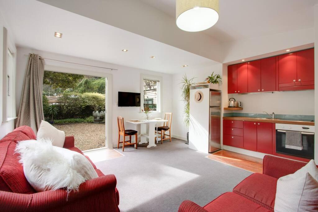 Tiny Home Big Vibes In Central Napier Exterior photo